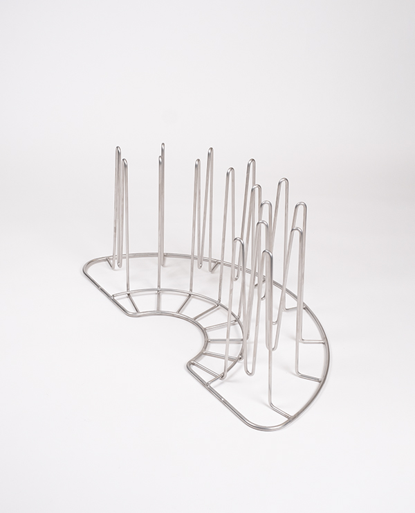 Metallhalter mit vertikalen Zinken zur Dekontamination von Atemschutzmasken, Stiefeln und Handschuhen in der Solo Rescue-Reinigungsmaschine.