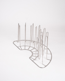 Metallhalter mit vertikalen Zinken zur Dekontamination von Atemschutzmasken, Stiefeln und Handschuhen in der Solo Rescue-Reinigungsmaschine.