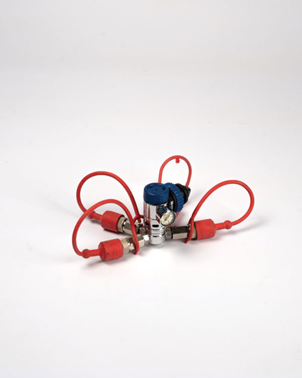 Leerer Halter für Atemventile mit roten Schläuchen, Manometer und blauem Deckel, verwendet mit Druckeinsatz für feuchtigkeitssichere Reinigung.