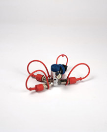 Leerer Halter für Atemventile mit roten Schläuchen, Manometer und blauem Deckel, verwendet mit Druckeinsatz für feuchtigkeitssichere Reinigung.