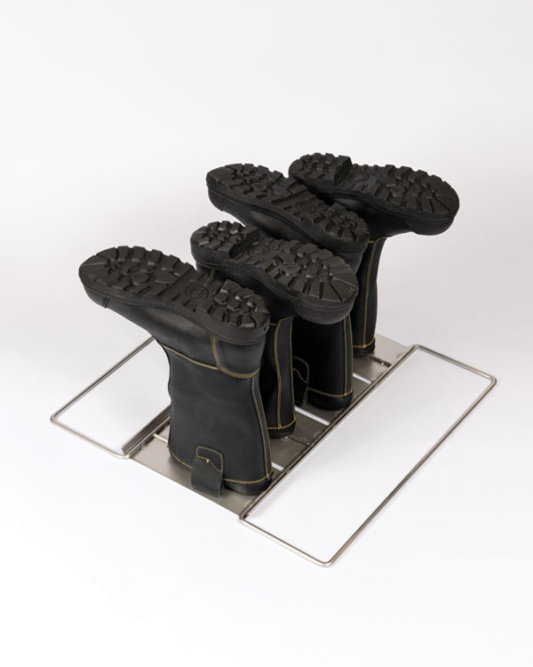 Zwei Paar Feuerwehrstiefel, kopfüber in einem Metall-Ausrüstungshalter platziert.