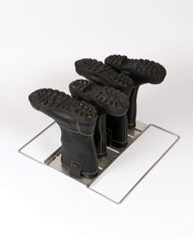 Zwei Paar Feuerwehrstiefel, kopfüber in einem Metall-Ausrüstungshalter platziert.