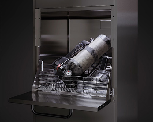 Geöffnete Reinigungseinheit für Pressluftatmer mit Metallgestell, das eine Luftflasche mit Manometer hält, verwendet für Feuerwehrgeräte.