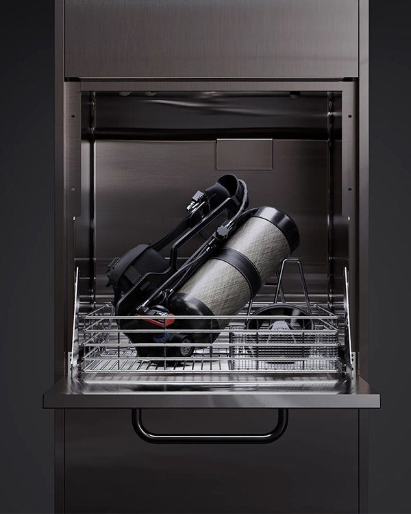 Grauer Decon Washer Pro S, beladen mit einer SCBA-Einheit, die sicher im Metallgestell der Waschmaschine platziert ist.