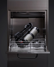 Grauer Decon Washer Pro S, beladen mit einer SCBA-Einheit, die sicher im Metallgestell der Waschmaschine platziert ist.