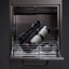 Grauer Decon Washer Pro S, beladen mit einer SCBA-Einheit, die sicher im Metallgestell der Waschmaschine platziert ist.