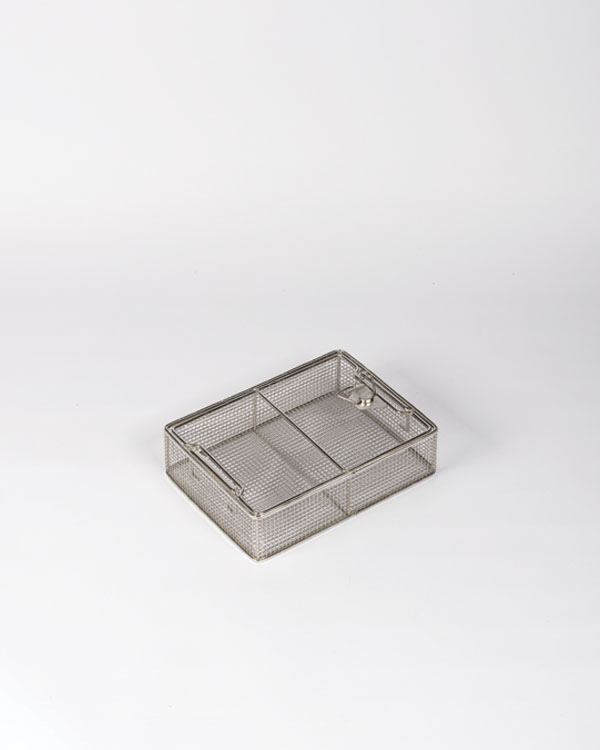 Rechteckiger Zubehörkorb aus Edelstahlgitter mit Deckel, entworfen für den Decon Washer Pro S.