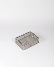 Rechteckiger Zubehörkorb aus Edelstahlgitter mit Deckel, entworfen für den Decon Washer Pro S.