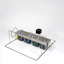 Metallgestell mit Fächern, Haken und farbigen Etiketten zur Aufbewahrung kleiner Ausrüstungsteile und Druckeinsätze.