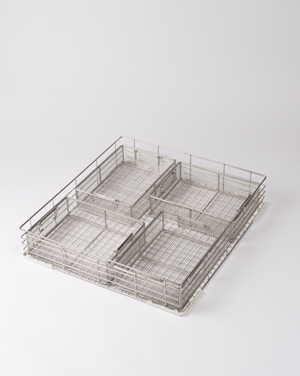 Standard Metallkorb mit vier Zubehörkörben, die horizontal und vertikal in einem gitterartigen Layout angeordnet sind.