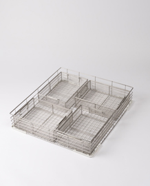 Standard Metallkorb mit vier Zubehörkörben, die horizontal und vertikal in einem gitterartigen Layout angeordnet sind.